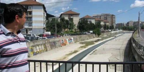 Municipalitatea a luat în calcul sugestiile pietrenilor şi vrea să facă punte rutieră peste Cuiejdi