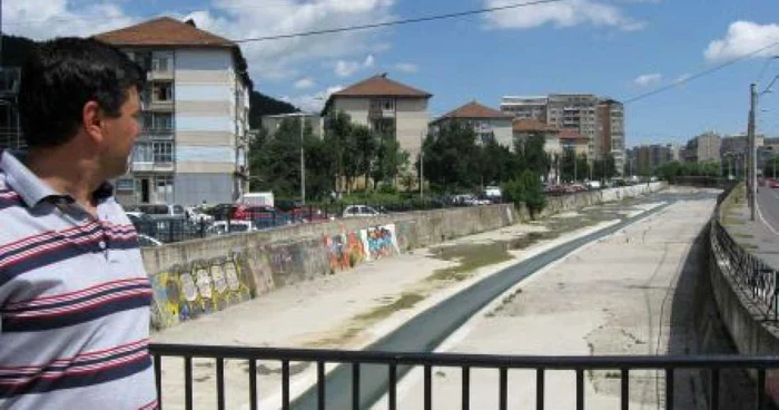 Municipalitatea a luat în calcul sugestiile pietrenilor şi vrea să facă punte rutieră peste Cuiejdi