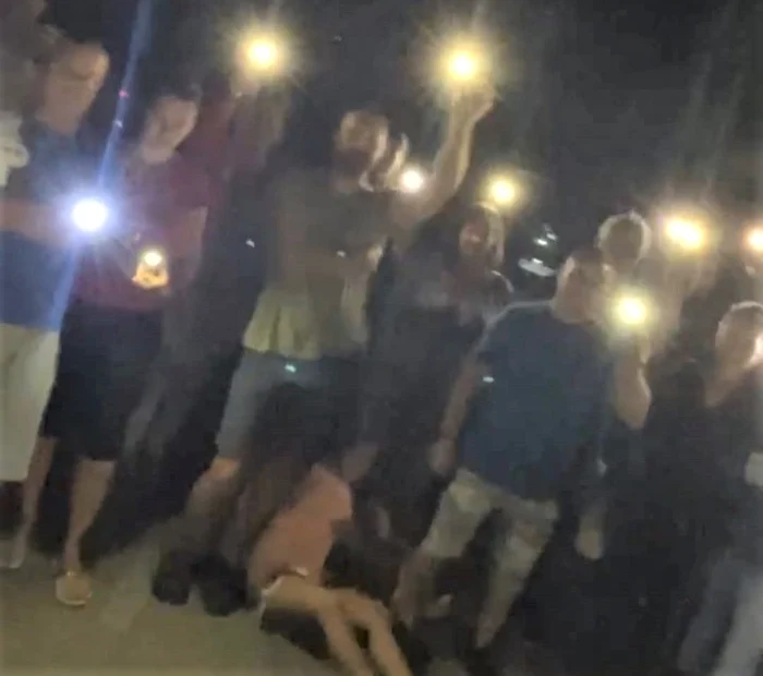Localnicii din cartierul Preajba Nouă au protestat la lumina telefoanelor Foto: captură Facebook