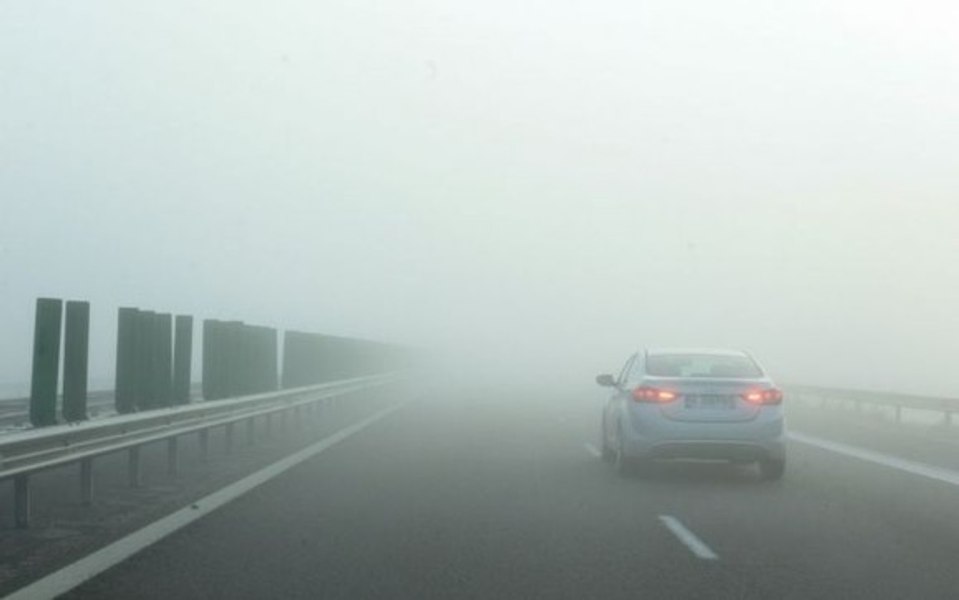 Cod galben de ceaţă în mai multe judeţe din țară. Se circulă în condiții de vizibilitate redusă