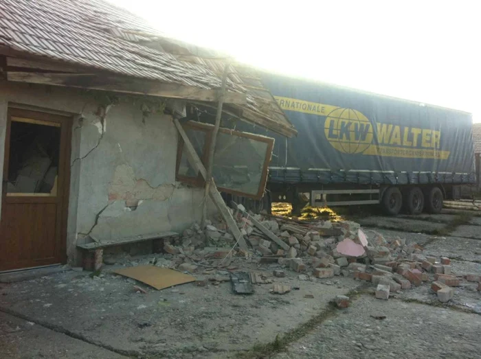 Jumătate din tir a intrat în casă (foto: turnulsfatului.ro)