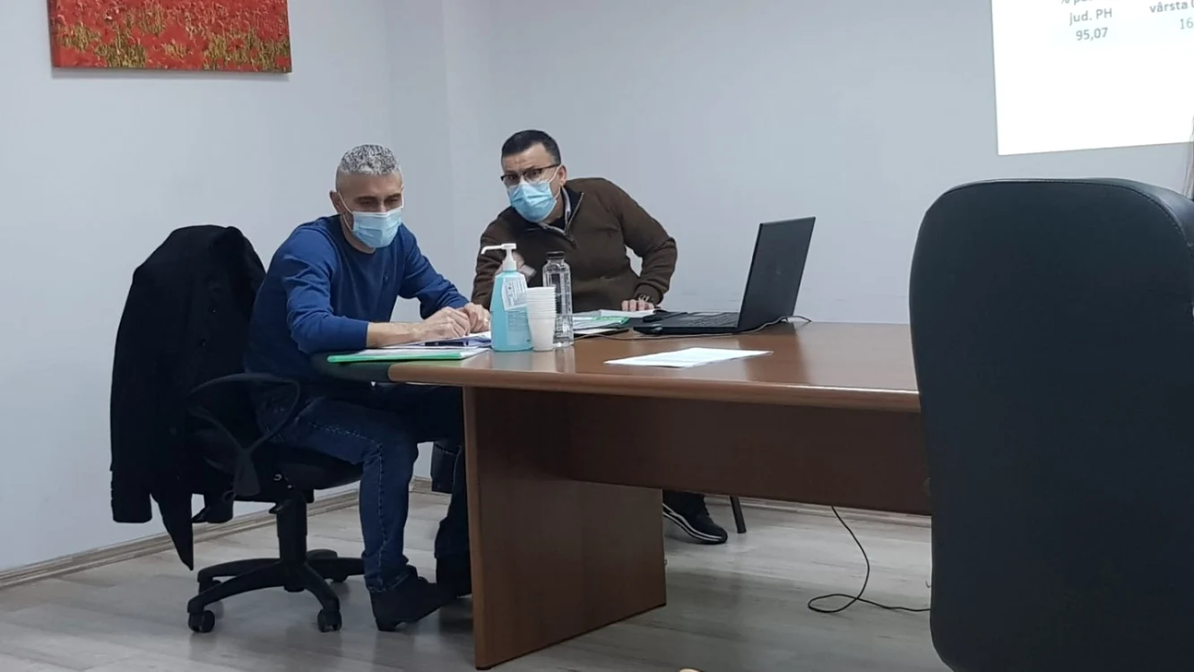 Gabriel Dima (bluză albastră), ambulanţierul, fost şofer de tir, care şi-a dorit să ajungă director de spital FOTO Diana Frîncu