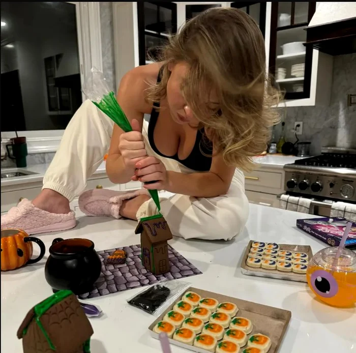 Sydney Sweeney s-a apucat de făcut prăjituri de Halloween