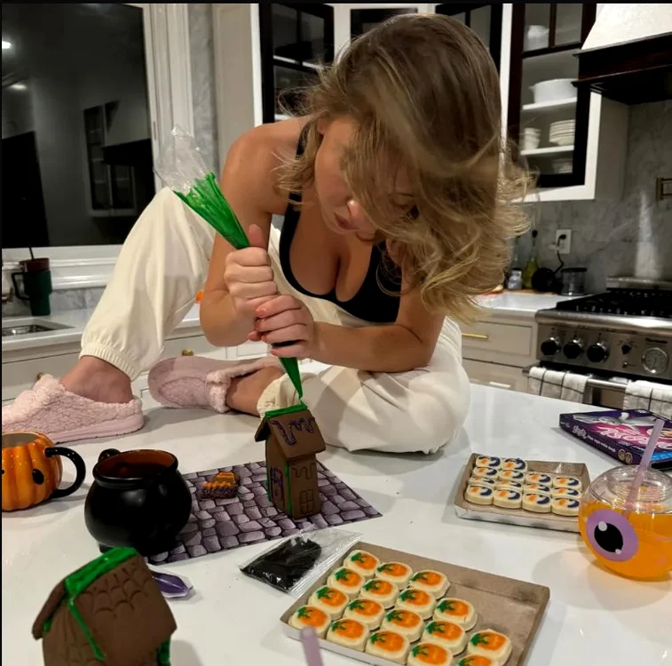 Sydney Sweeney s-a apucat de făcut prăjituri de Halloween