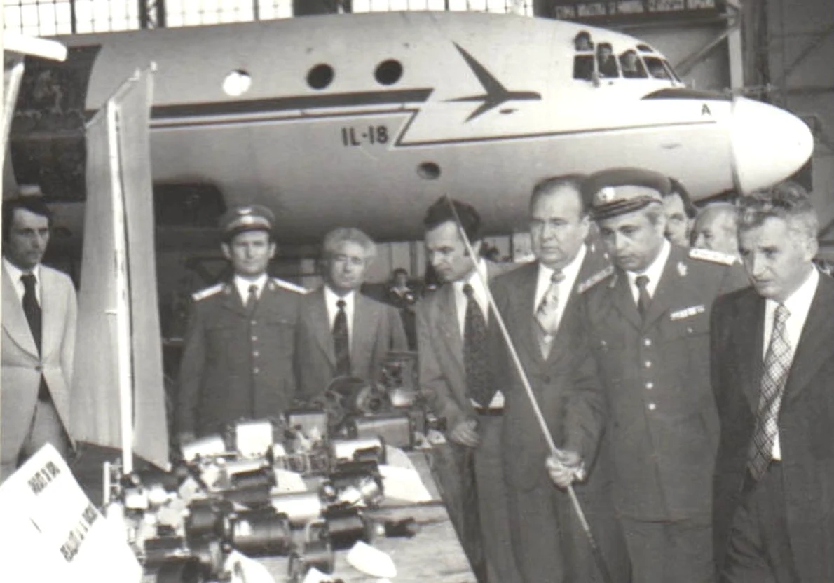  Aspect din timpul vizitei de lucru a lui Nicolae Ceauşescu la întreprinderea de avioane din Capitală, la 31 mai 1979 (© „Fototeca online a comunismului românesc”, cota: 73/1979)