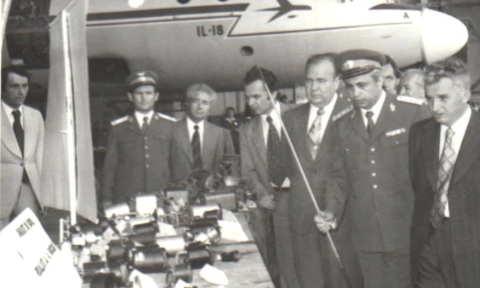  Aspect din timpul vizitei de lucru a lui Nicolae Ceauşescu la întreprinderea de avioane din Capitală, la 31 mai 1979 (© „Fototeca online a comunismului românesc”, cota: 73/1979)
