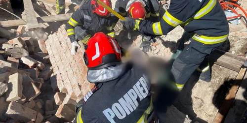 pompieri Câmpina perete dărâmat   foto ISU jpg