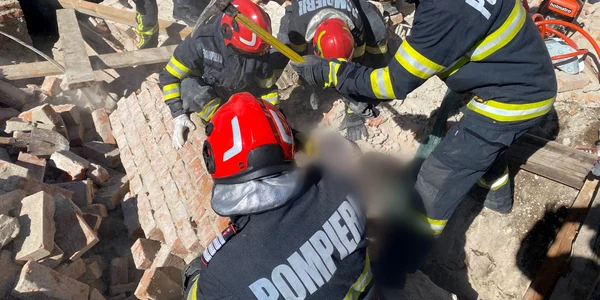 pompieri Câmpina perete dărâmat   foto ISU jpg