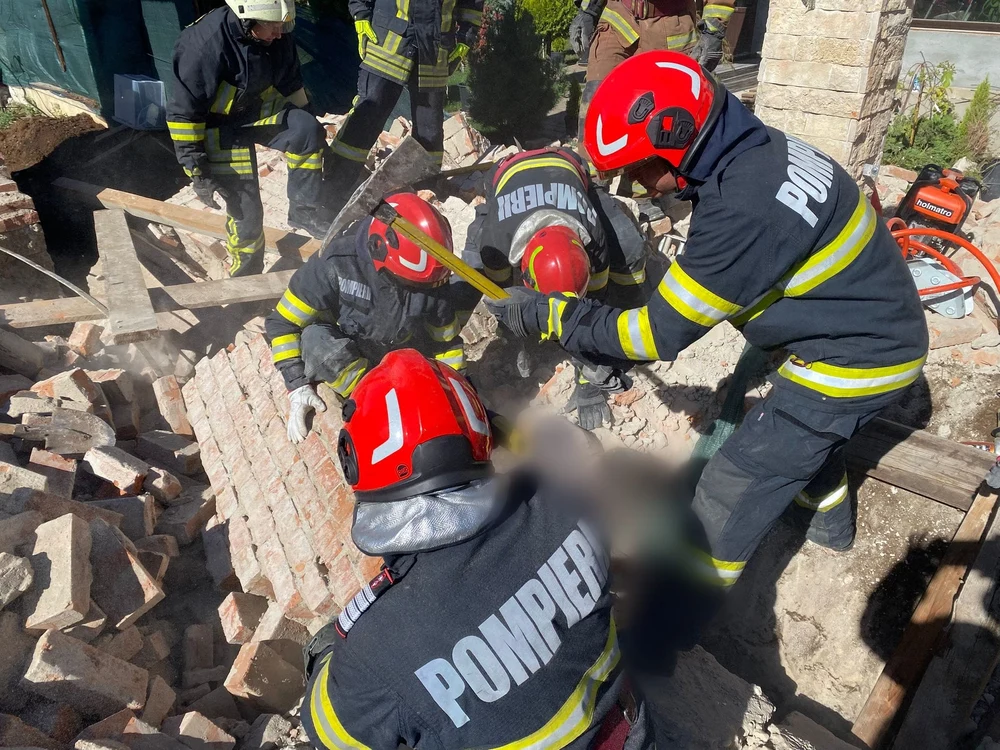 Doi bărbați au fost prinși sub un perete prăbușit la Câmpina. Pompierii intervin pentru a scoate victimele de sub dărâmături