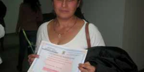 Anița Constantin este mândră de certificatul de înregistrare ca persoană fizică autorizată