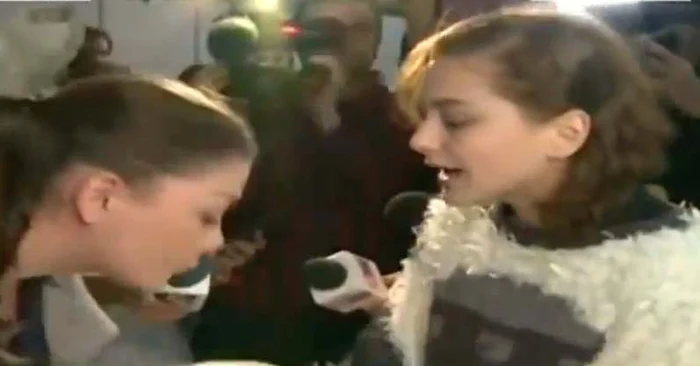 
    Tinerele au oferit un adevărat show în fața mulțimii adunate în jurul lorFoto: Captură Youtube  