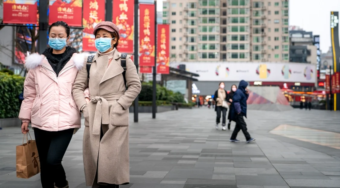 China a înregistrat, luni, 949 de cazuri noi de persoane bolnave de COVID-19. Foto: Shutterstock