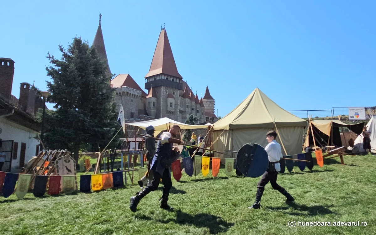 Oșteni medievali, în curtea Castelului Corvinilor. Foto: Daniel Guță. ADEVĂRUL