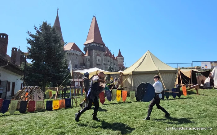 Oșteni medievali, în curtea Castelului Corvinilor. Foto: Daniel Guță. ADEVĂRUL
