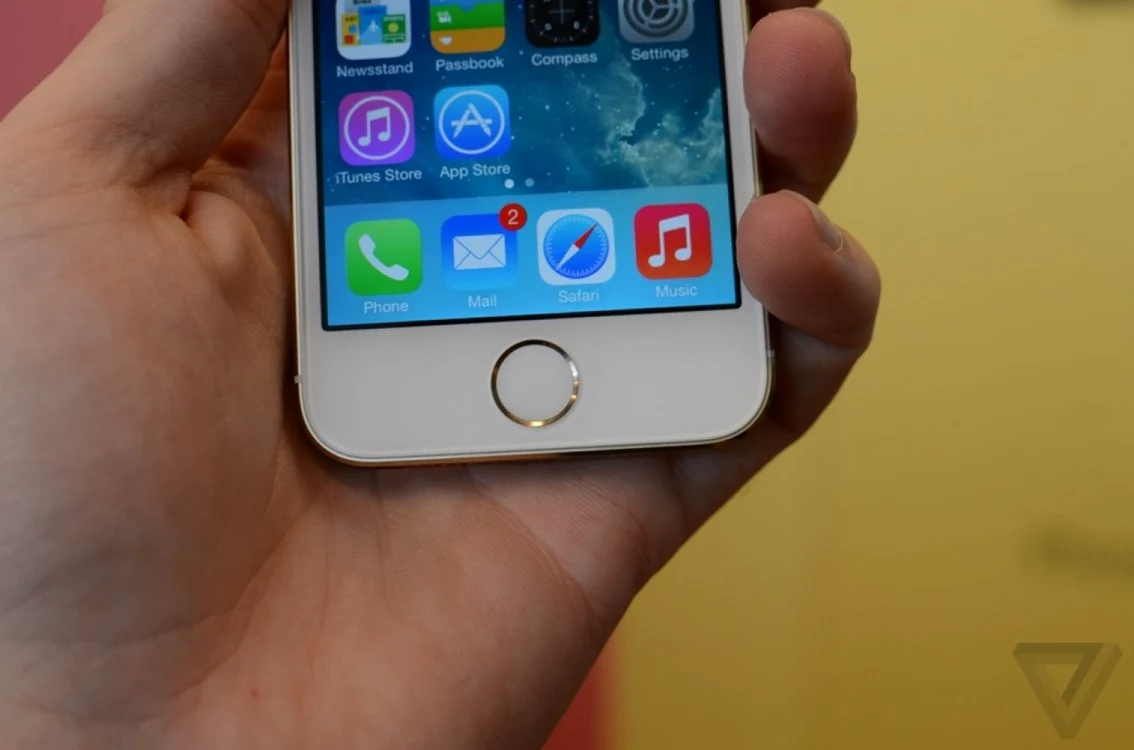 iPhone 5s, primul telefon Apple cu scanner pentru amprente. FOTO The Verge