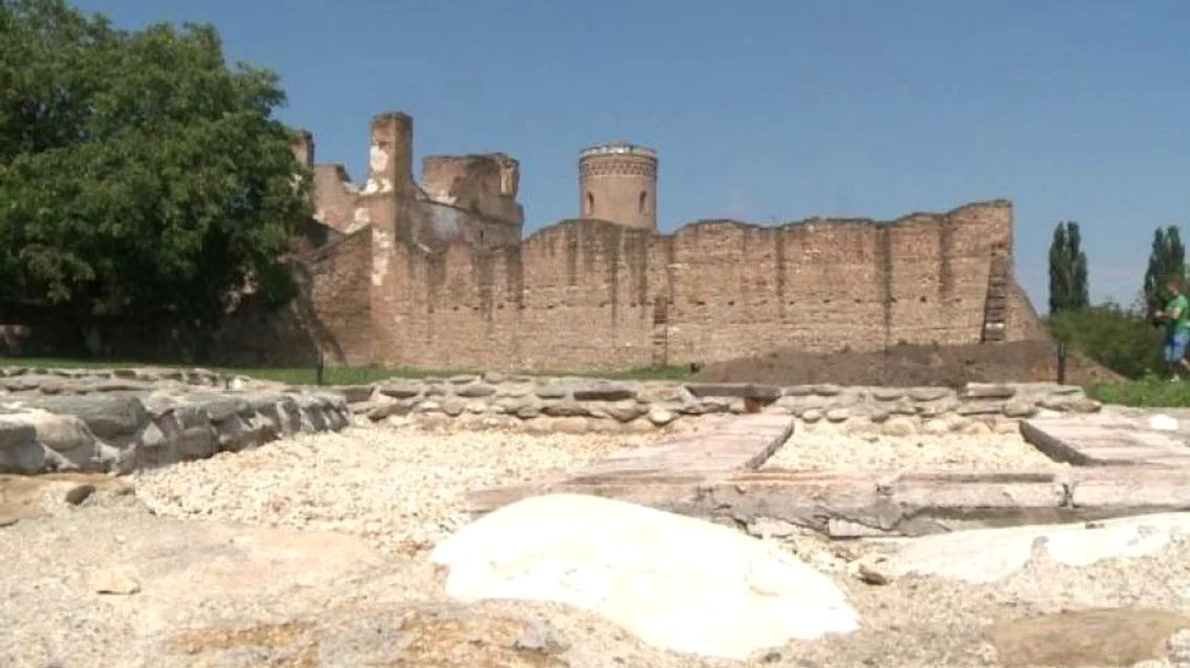 Arheologii au scos la suprafaţă o nouă construcţie la şantierul de la Curtea Domnească jpeg
