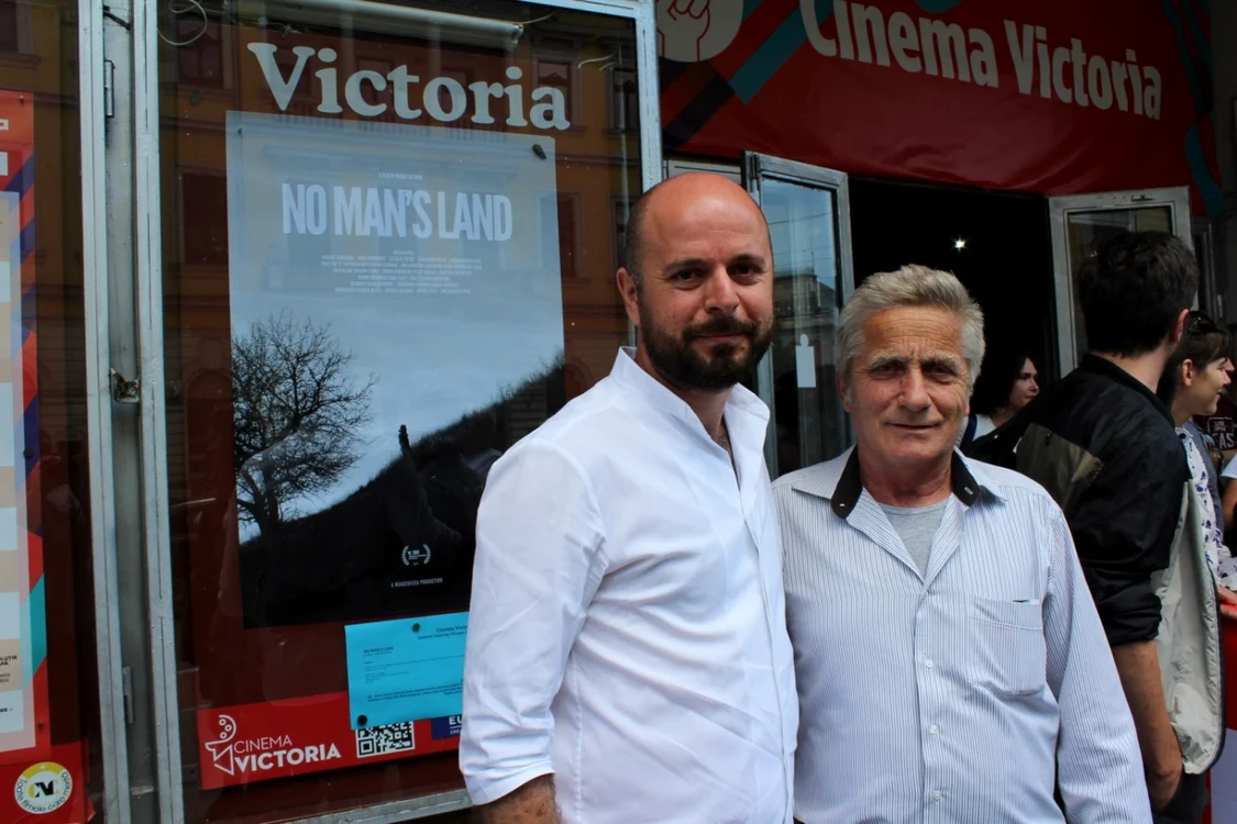 Regizorul Marius Olteanu (stânga), alături de Vasile Cârstoc, fratele gorjeanului decedat în vamă