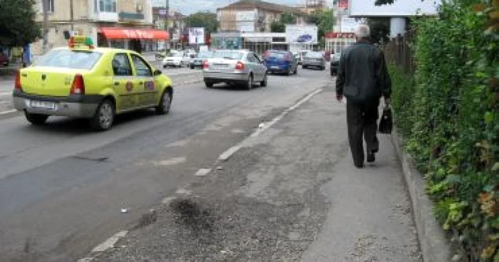 Iaşi: CAMPANIE: Pietriş în loc de asfalt pe trotuarele oraşului VIDEO