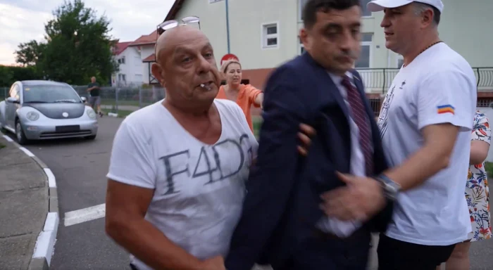 George Simion, dat afară cu forța din cartierul în care locuiește și primarul Chirica. FOTO Captură