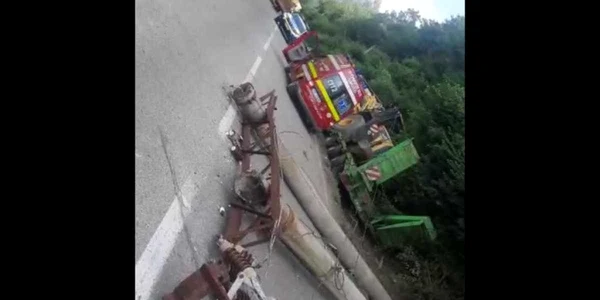 Şapte oameni care lucrau la intervenţie, răniţi după ce un tren a agăţat firele unor stâlpi de electricitate doborâţi de un TIR