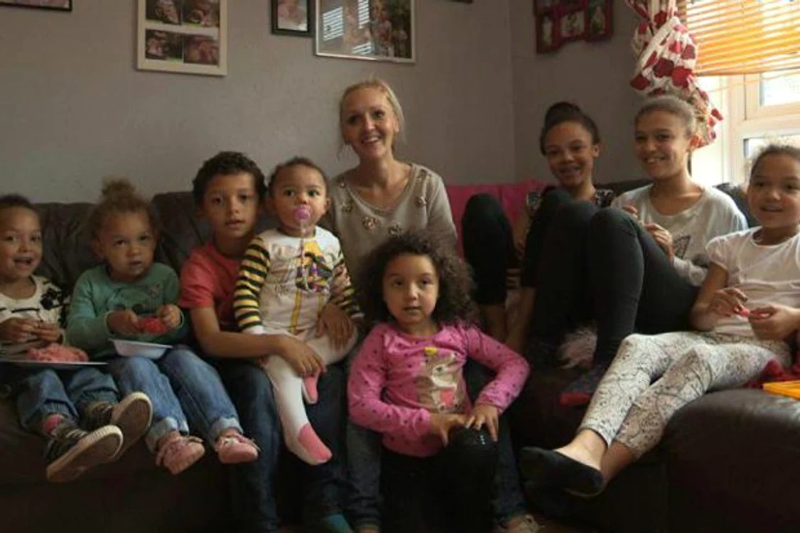 
    Marie Bushan, de 36 de ani, creşte singură opt copii şi trăieşte din ajutoare sociale   