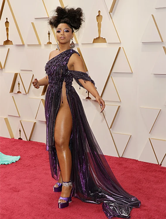 Chloe Bailey purta o despicătură cu vedere la părţile intime. Foto: Getty Images