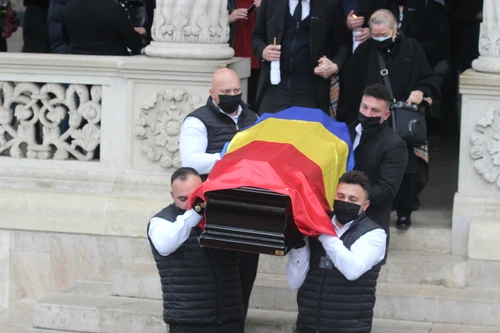 Văduva regretatului actor își plânge soțul la ieșirea din bisericăfoto: BLITZ / CLICK!