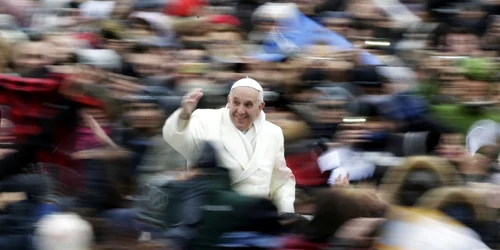 Papa Francisc saluta publicul la sosirea la audienta generala saptamanala in Piata Sfantul Petru de la Vatican foto reuters