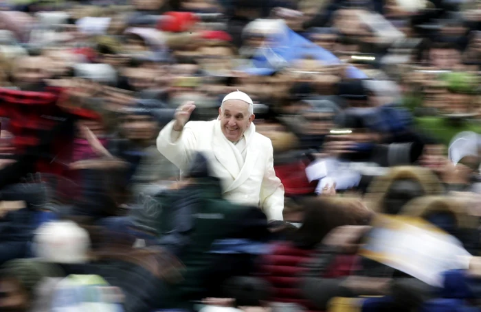 Suveranului Pontif îi place să fie în mijlocul credincioşilor FOTO Reuters
