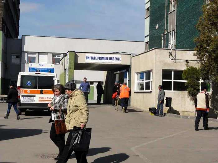 Victima a fost transportată cu o ambulanţă la Spitalul Judeţean din Slatina, unde a rămas internată...