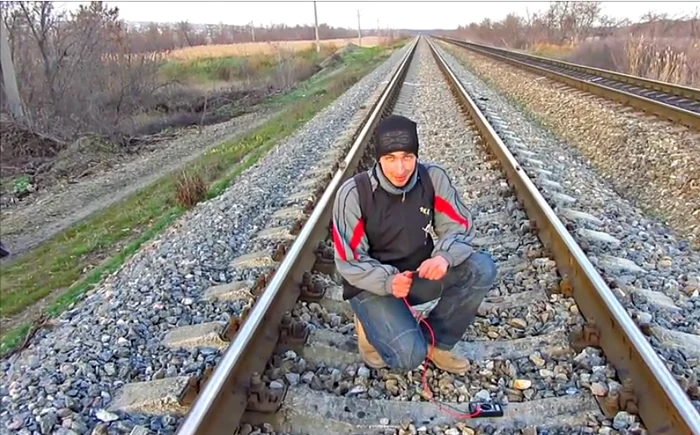 Șinele unei căi ferate poate genera suficient curent electric pentru a încărca un telefon mobilFoto Youtube