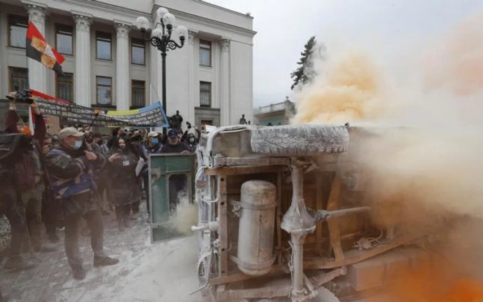 Maşină veche de poliţie incendiată în semn de protest la Kiev FOTO EPA-EFE