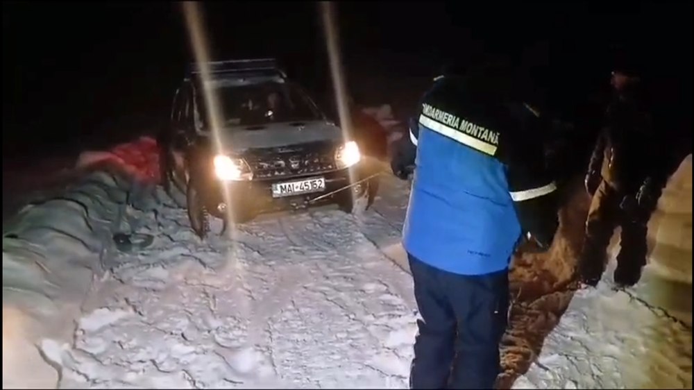 Jandarmii au intervenit pentru deblocarea unei mașini din nămeți. În vehicul se afla și un copil
