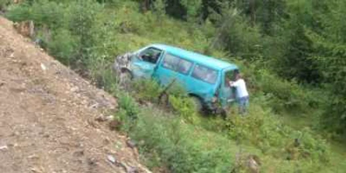 Suceava: A văzut moartea cu ochii când a căzut într-o prăpastie