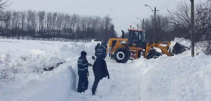 Muncitorii lucrează al deblocarea drumurilor naţionale şi locale. FOTO: Arhiva Adevărul