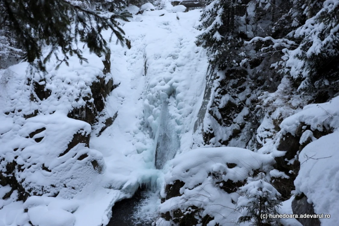 cascada lolaia retezat foto daniel guta adevarul