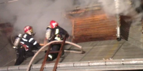 O pensiune din Craiova a luat foc în această dimineaţă