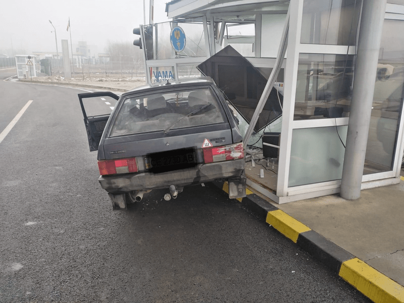 O şoferiţă din Ucraina a intrat cu maşina în toneta de control de la vama Vicovu de Sus. De ce a fost întoarsă din drum