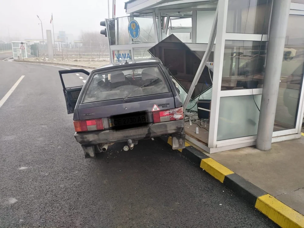 O șoferiță din Ucraina a intrat cu mașina într-o tonetă de control FOTO Poliția de Frontieră