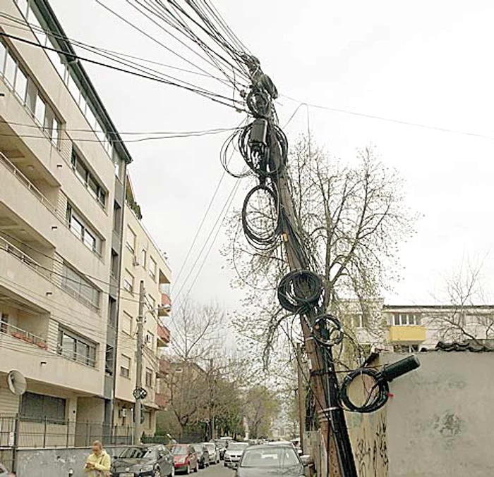Stâlpul din imagine  mai are un pic şi  cade sub greutatea  cablurilor
