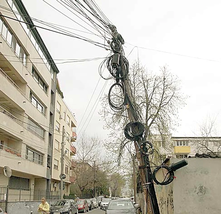 Stâlpul din imagine  mai are un pic şi  cade sub greutatea  cablurilor