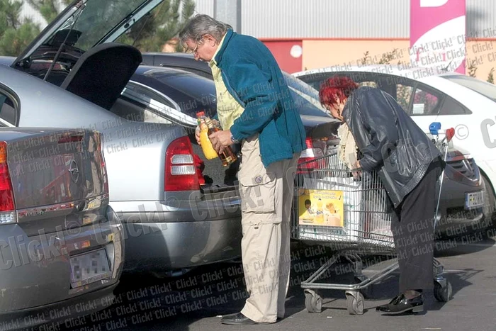 Actorul a ieşit din  hypermarket cu  coşul aproape gol