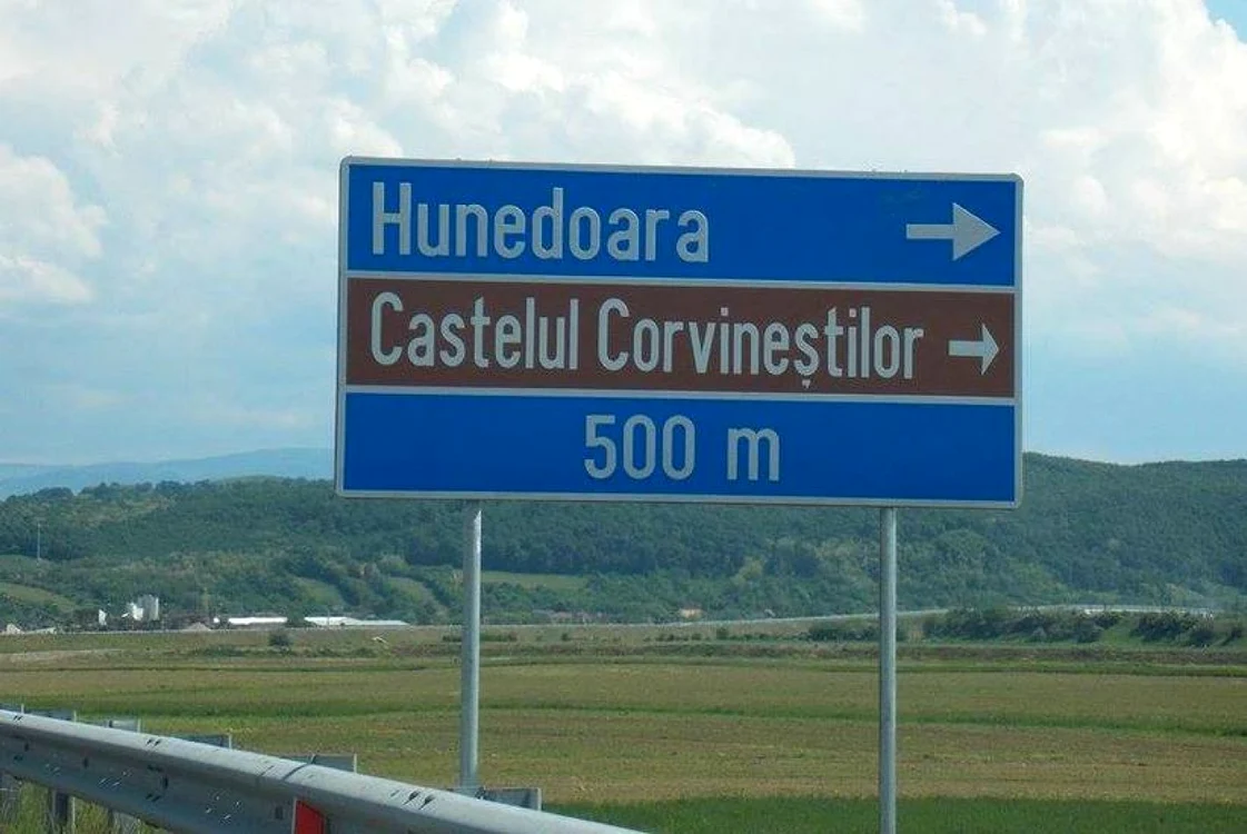Demersul hunedorenilor a dat roade. Au apărut indicatoarele pe A1. FOTO: Dan Bera.