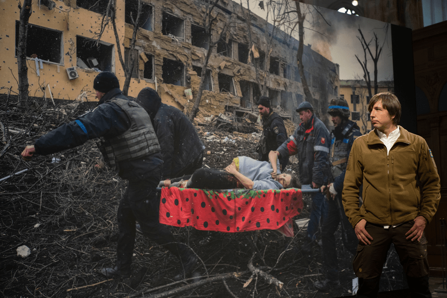 O imagine emoționantă, din timpul asedierii Mariupolului, desemnată Fotografia Anului la World Press Photo 2023