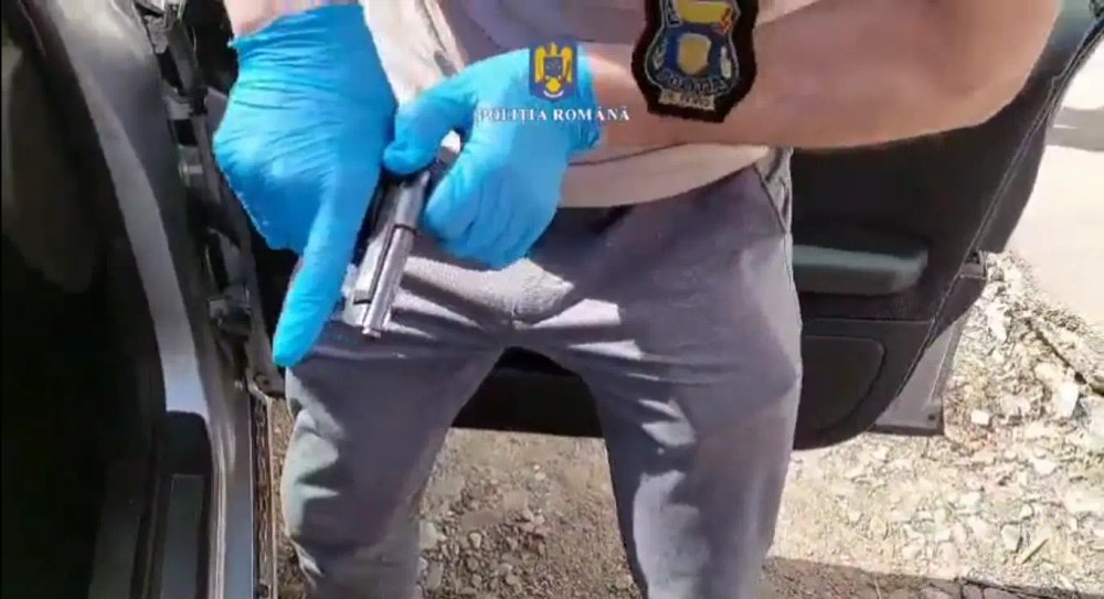 Un tânăr a făcut live pe o rețea socială în timp ce ameninţa o altă persoană cu un pistol