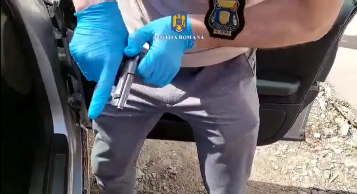 Pistolul găsit de polițiști în mașina percheziționată FOTO captură video IPJ Galați