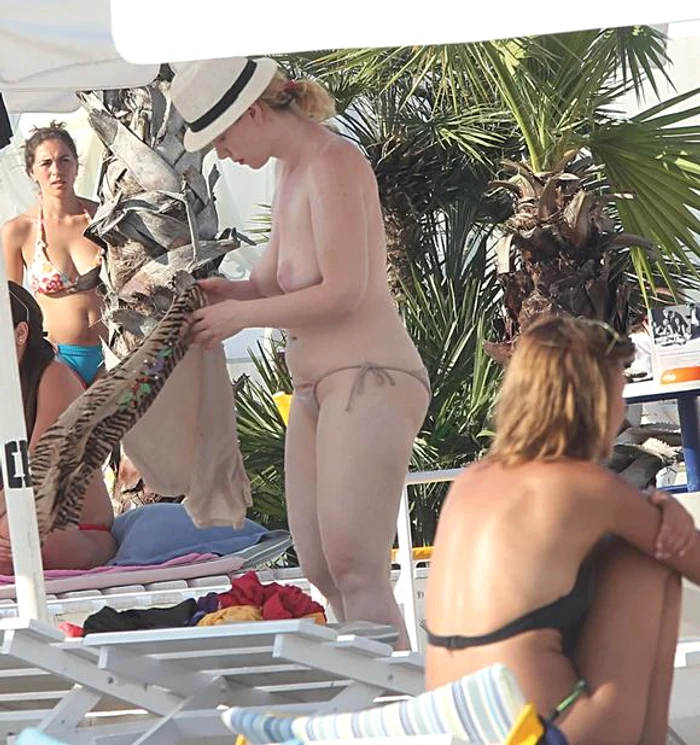 Iat-o pe Oana Lis, aşa cum numai soţul ei o vede de obicei acasă! Pe plaja din Mamaia, soţia fostului primar şi-a etalat sânii, deranjată că sutienul prea mic o strângea