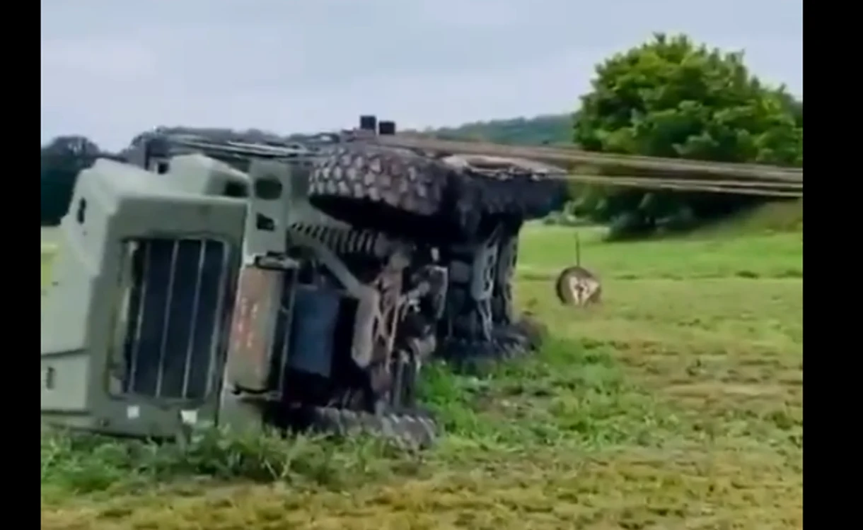 Vehicul blindat ridicat de soldații ucraineni / Foto Captură Video / Twitter