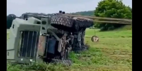 Vehicul blindat ridicat de soldații ucraineni / Foto Captură Video / Twitter