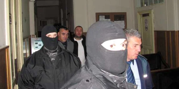Suspecţii au fost aduşi la Tribunal de mascaţi
